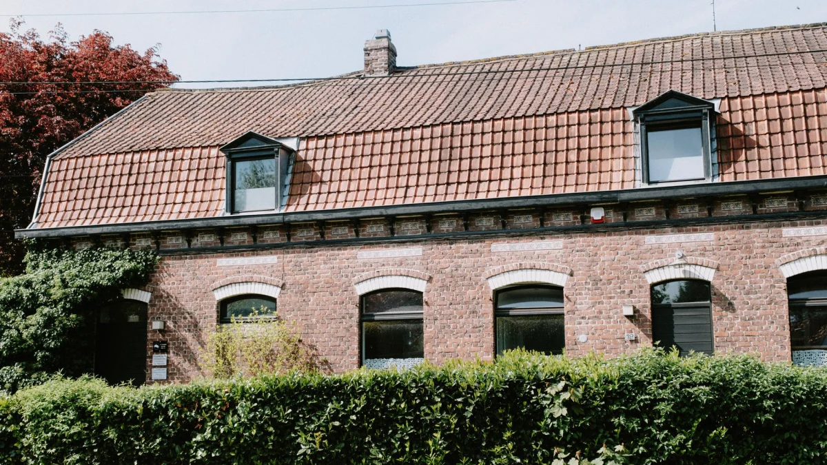 Prachtig bakstenen huis met dakkapellen en klimop op de gevel in Lille, Frankrijk. Vangt traditionele architectuur.