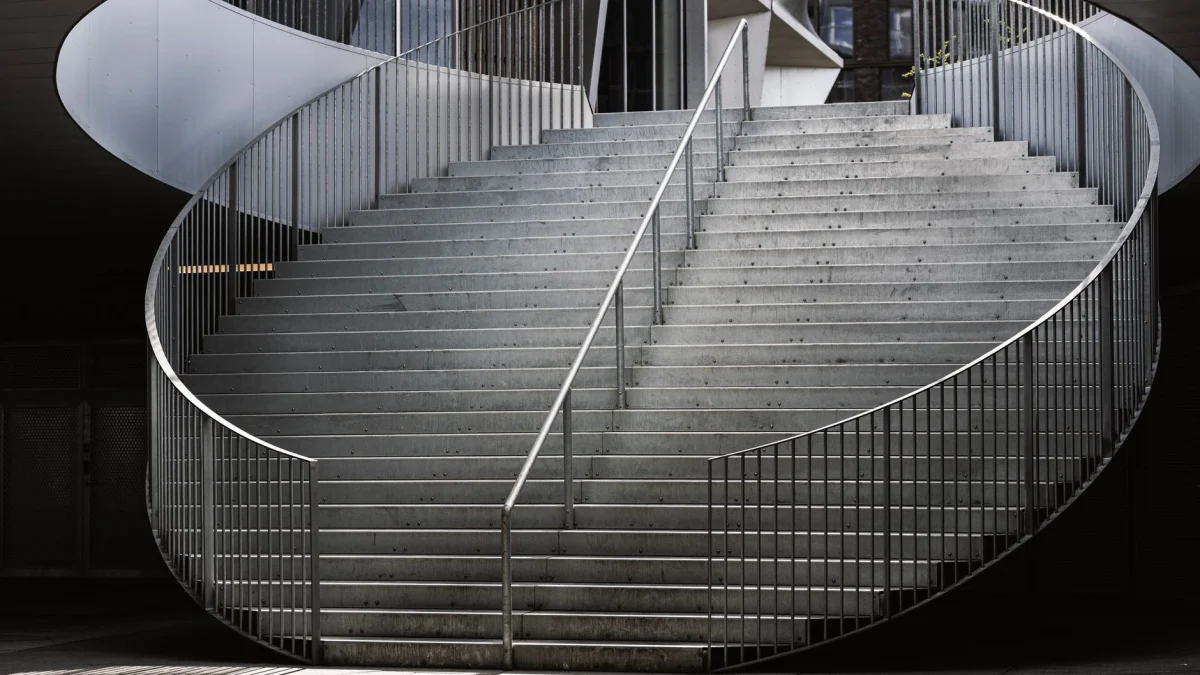 Hoe compact ontworpen stalen spiltrappen ruimte en stijl combineren