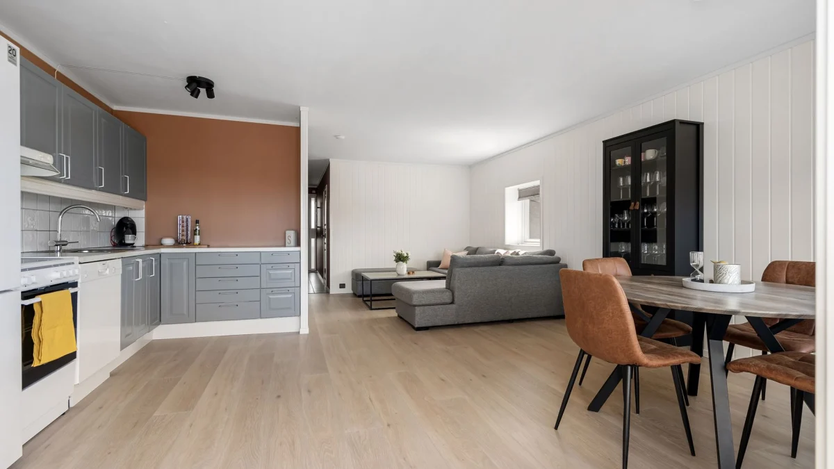 Ruime moderne open keuken en woonkamer met stijlvolle meubels.